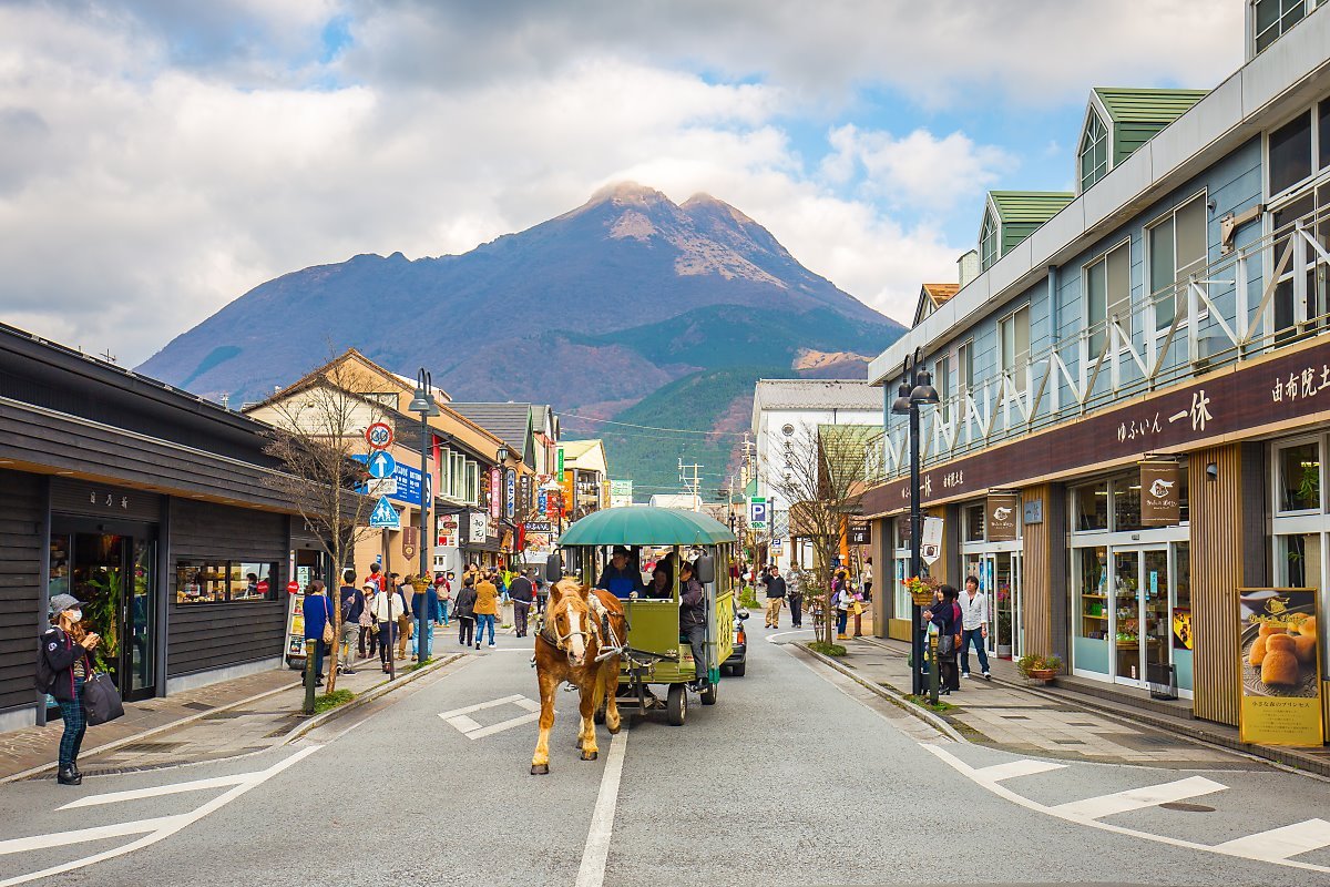 The_main_shopping_street_of_Yufuin_in_Oita,_Japan-540840880.jpg