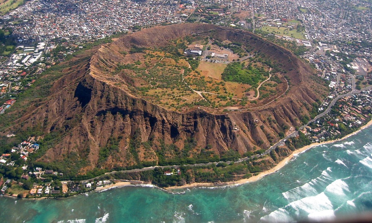 Diamond_Head_East_Aerial_View,_Waikiki_and_Honolulu_Hawaii,_Summer_≡_Eric_Tessmer,_Molokai,_Hawaii_-_panoramio.jpg