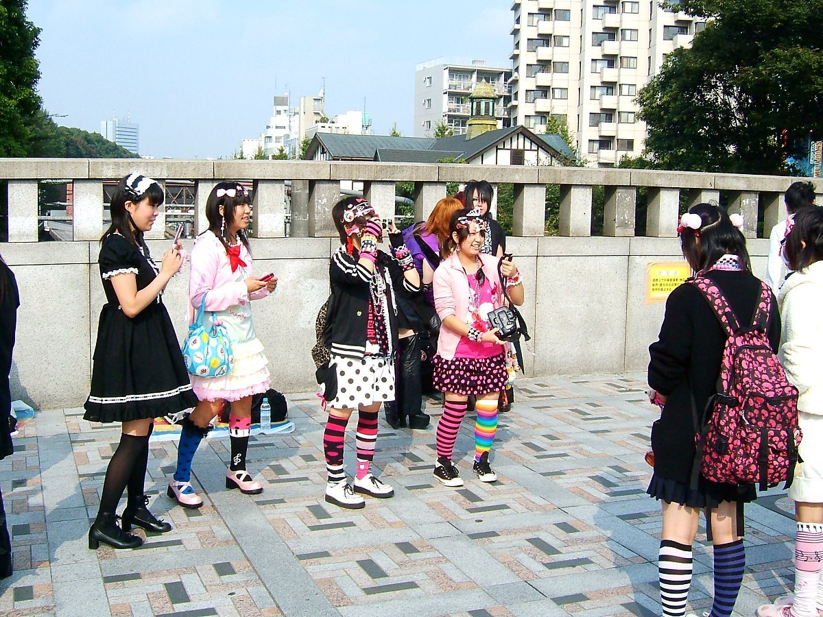 Harajuku_girls,_Tokyo.jpg