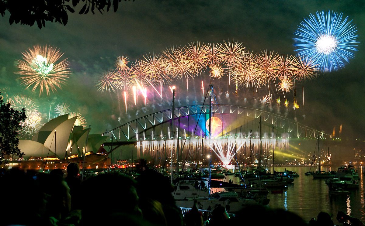 Sydney_habour_bridge__opera_house_fireworks_new_year_eve_2008.jpg