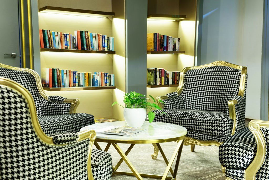 cosmo-lobby-lounge-reading-area-enlarge.jpg