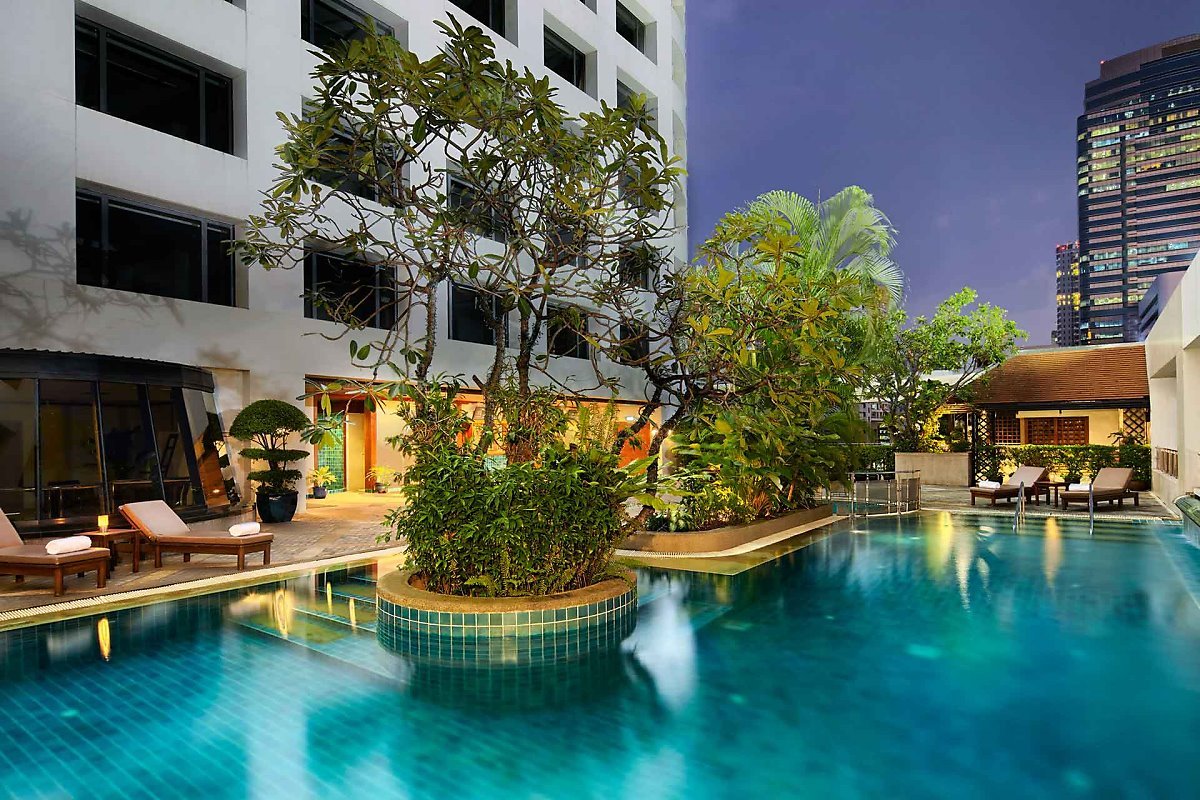 AVANI_Atrium_Bangkok_Pool_1920x1280.jpg