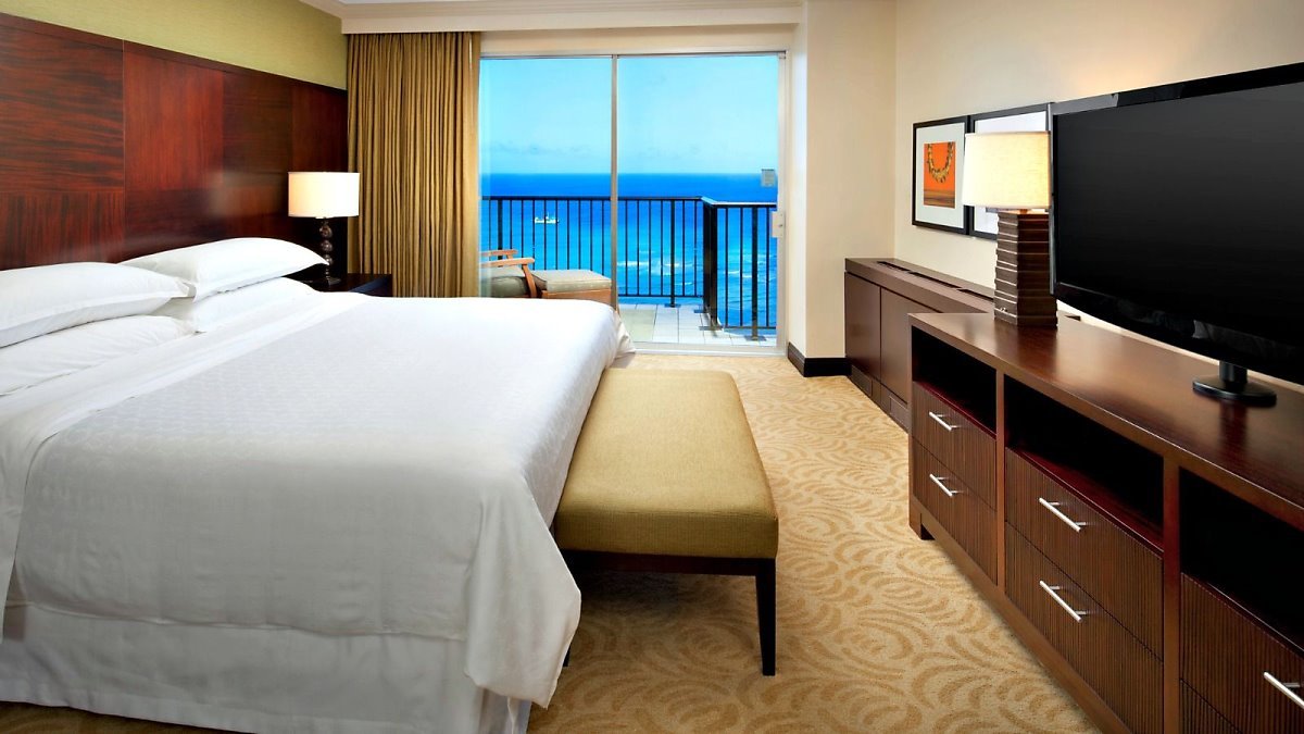 oahu-hotel-rooms-executive-ocean-suite.jpg