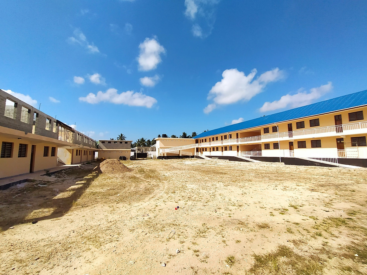 콰라라초등학교 2층 건축중.jpg