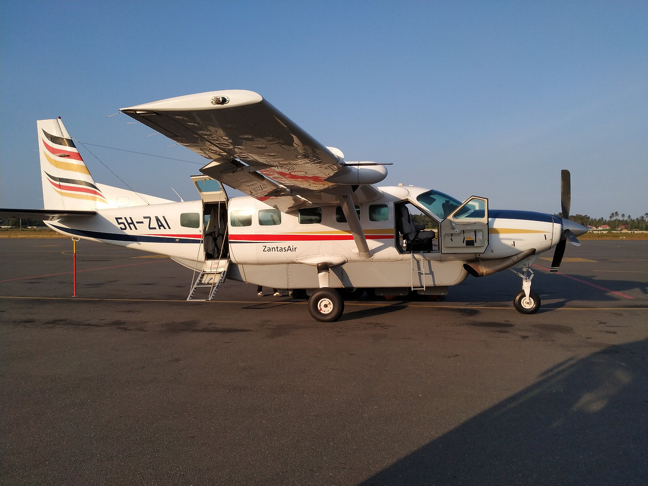 잔자바르 향하는 경비행기.jpg