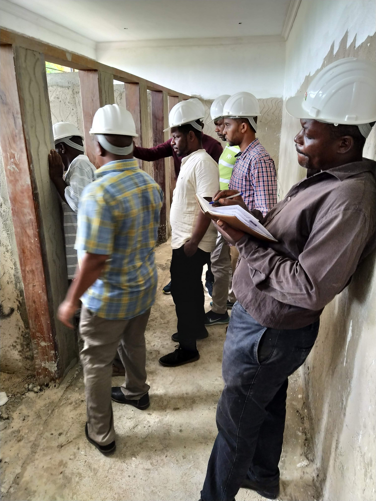 콰라라초등학교 건설현장점검.jpg