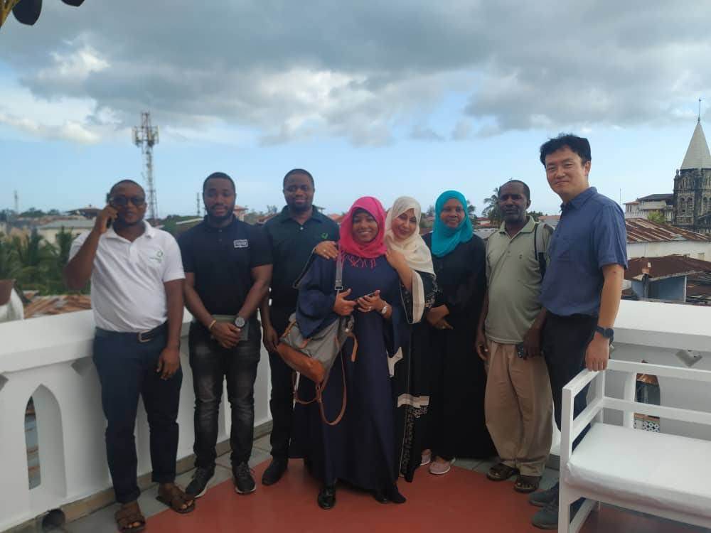 전문가들과 회의.jpg