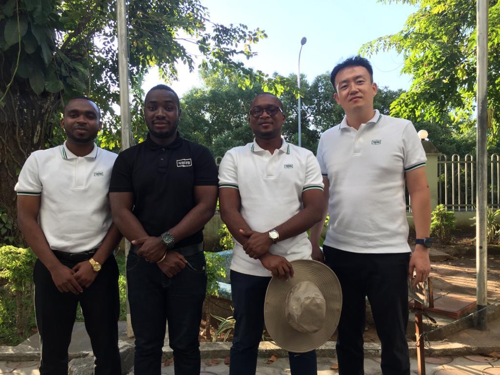 직원들 단체사진.jpg