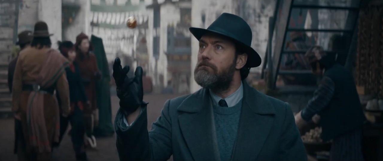Jude Law in Fantastic Beasts_ The Secrets of_yythkg.jpg