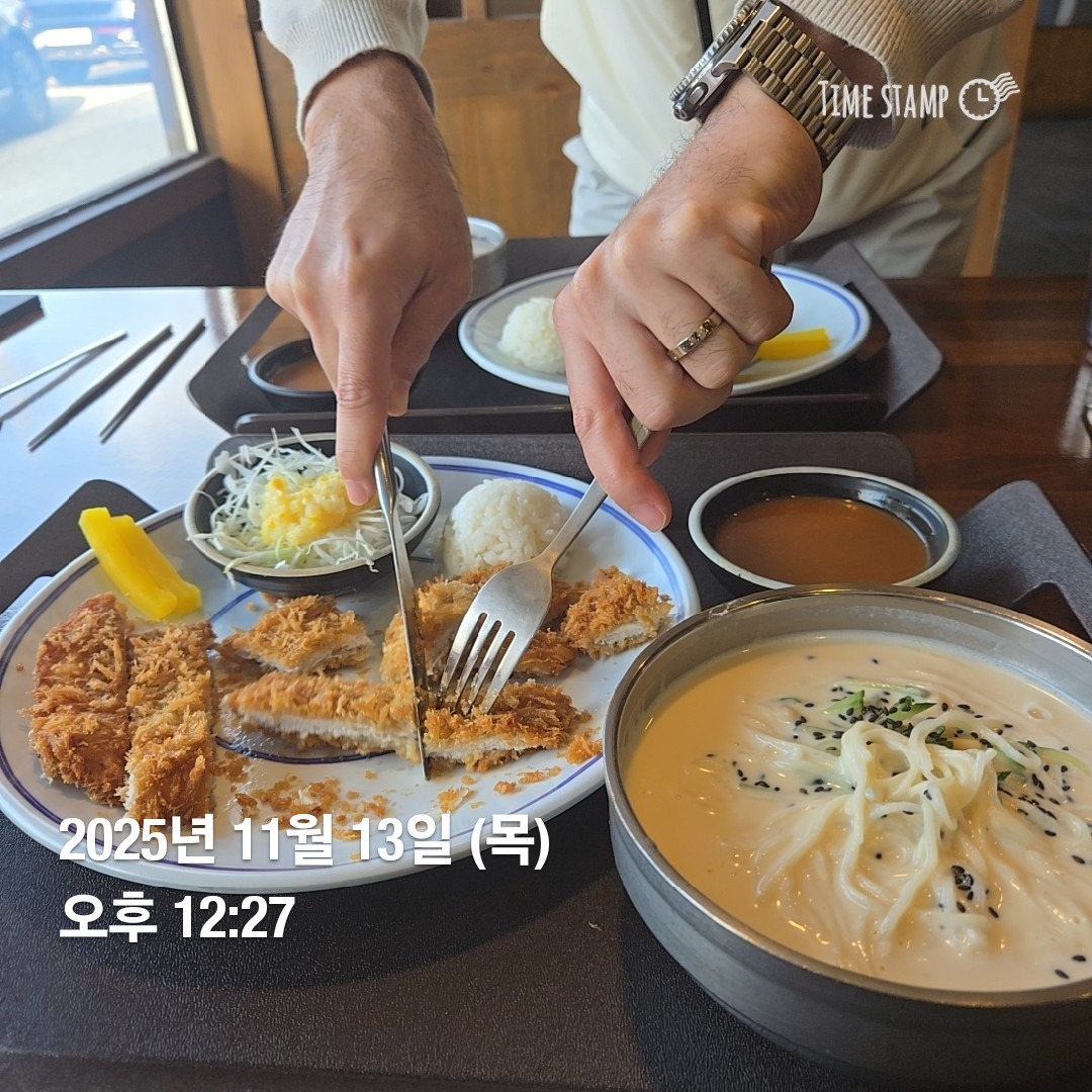 돈가스 잘라주는 남편.jpg