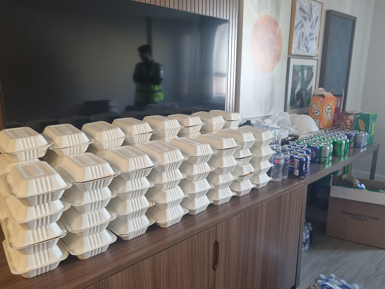 피난민들을 위한 음식 준비.jpg