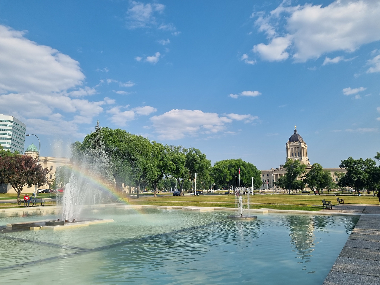 무지개와 레지스트레이티브 빌딩.jpg