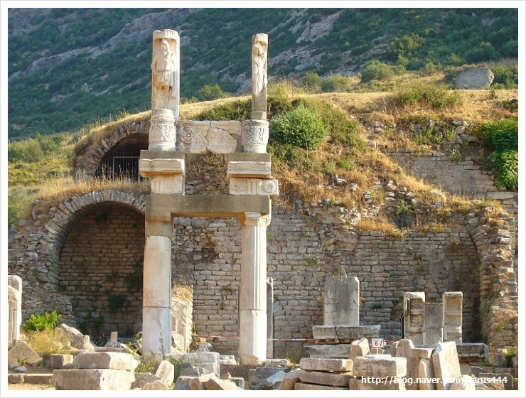 도미티우스 신전.jpg