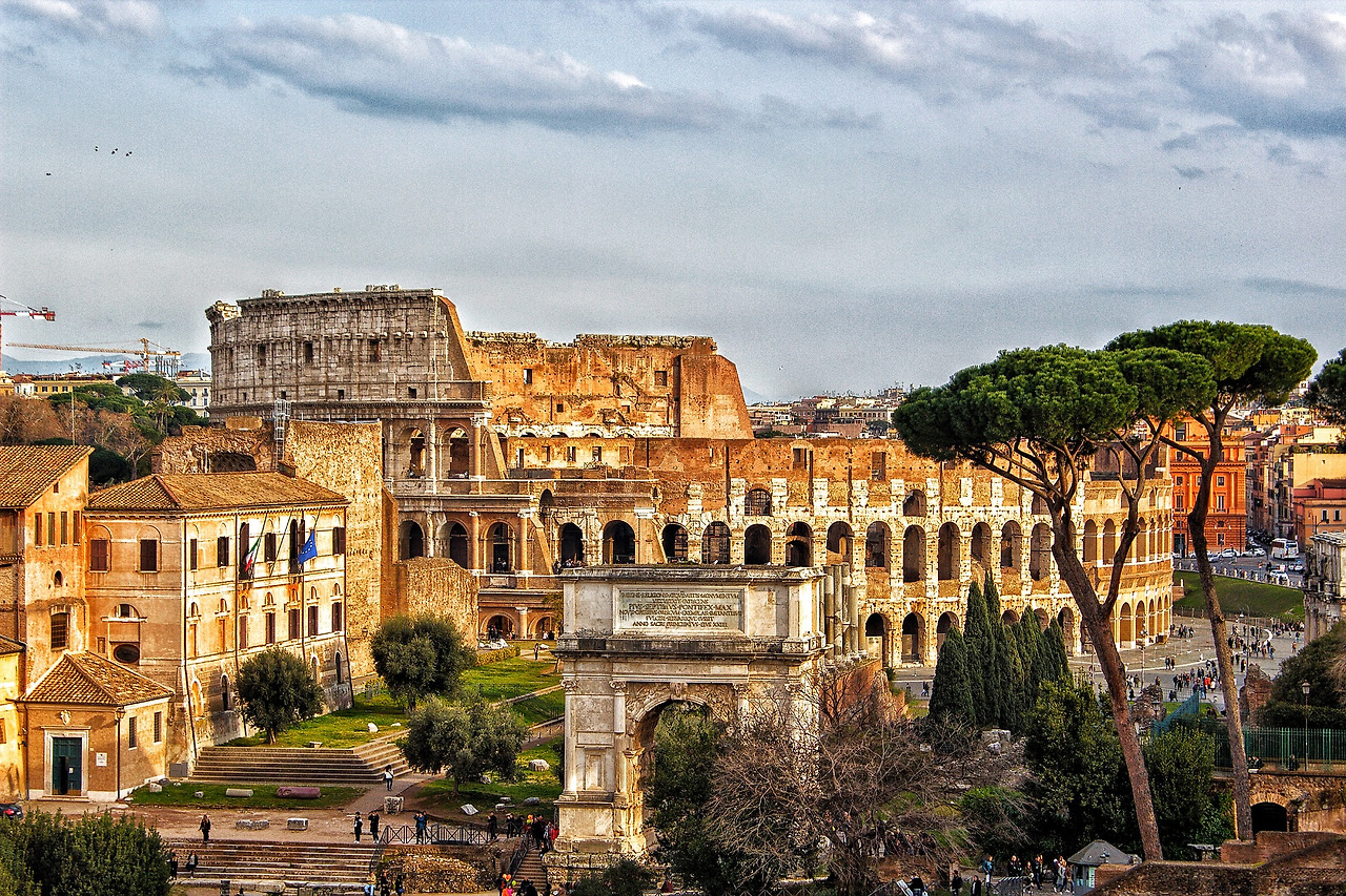 colosseum-2030643_1920.jpg