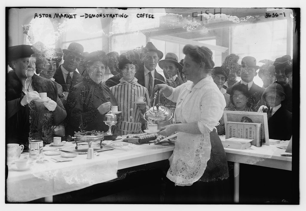 Astor_Market_demonstrating_coffee_in_Manhattan_in_1915.jpg