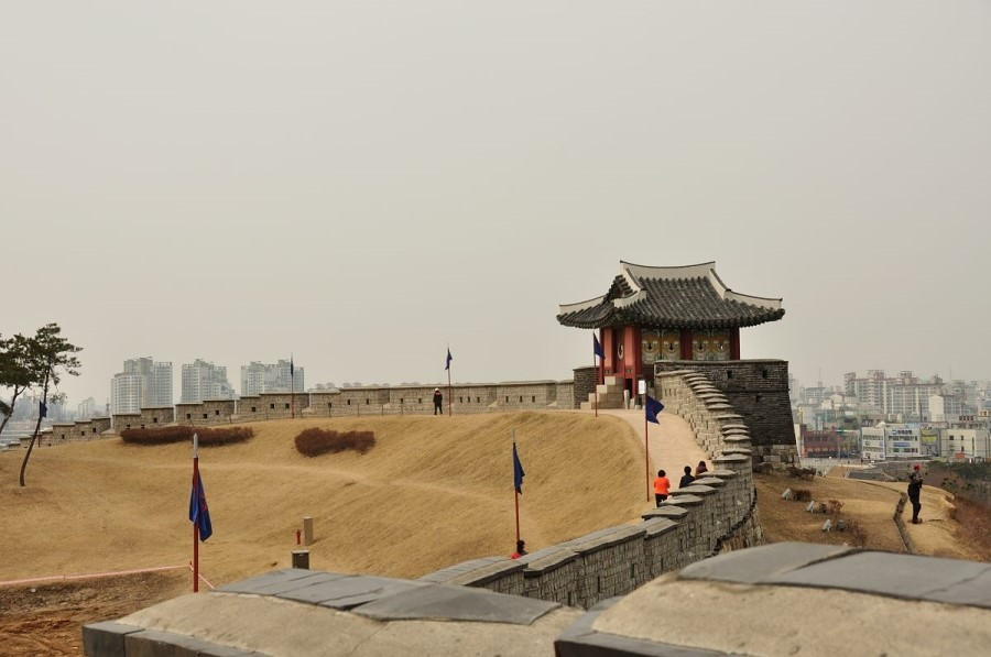 창룡문일대 깃발.jpg