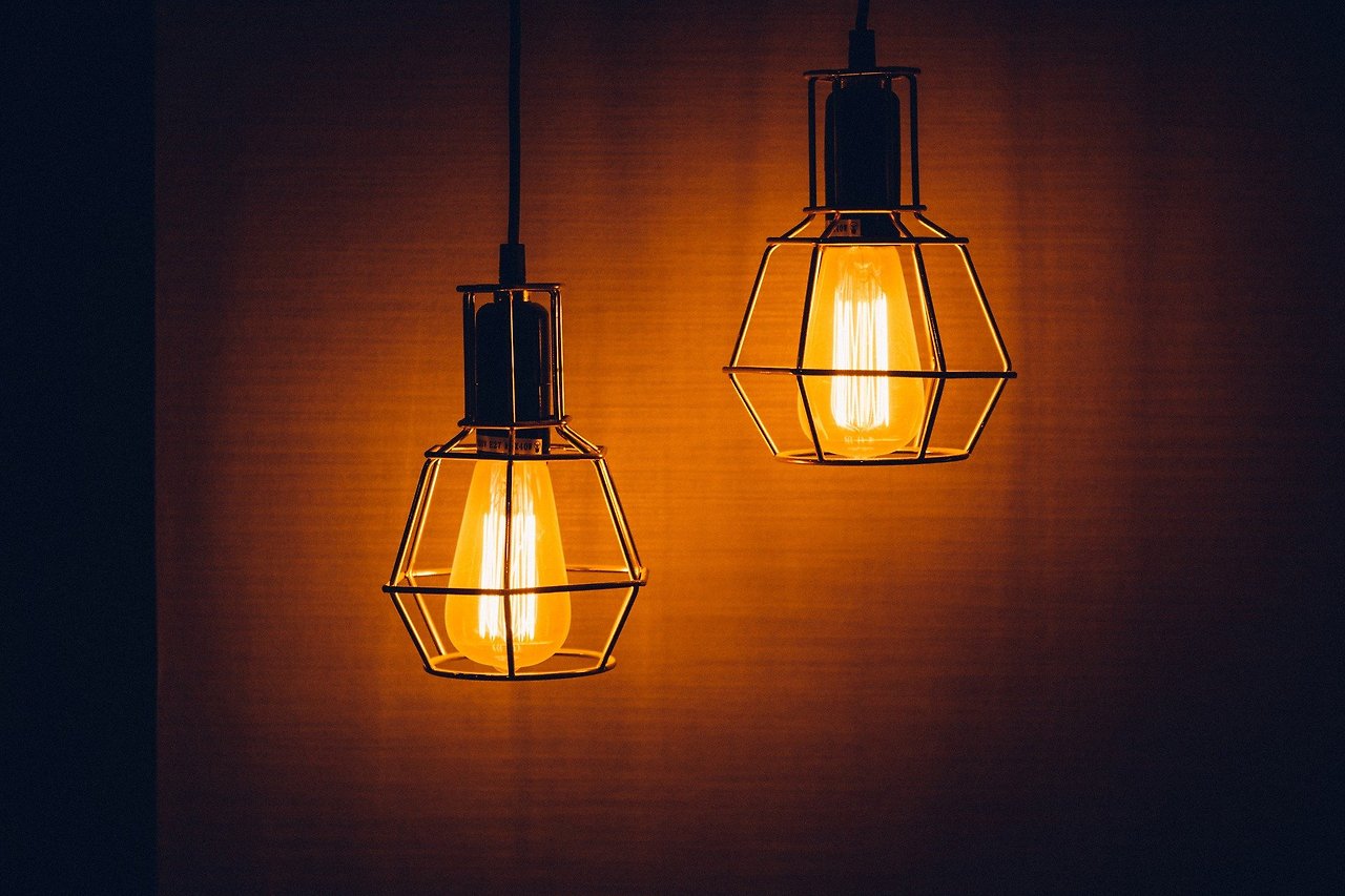 light-bulbs-1603766_1920 (1).jpg