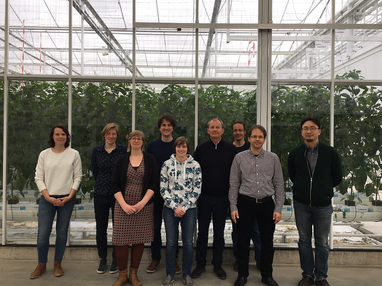 2017.04_연구팀_온실앞에서.jpg