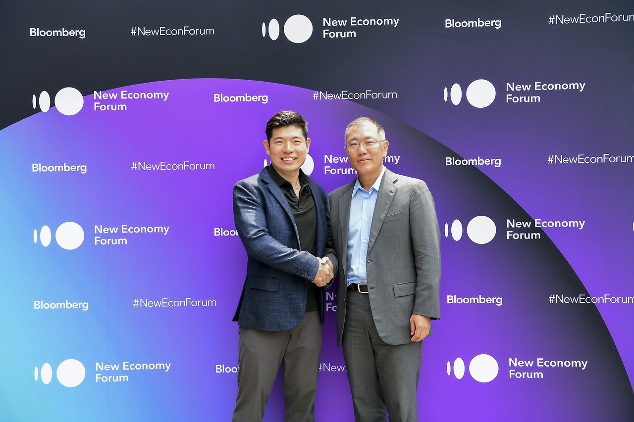 Photo-1-Anthony-Tan-Grabs-Chief-Executive-Officer-shakes-hands-with-Euisun-Chung-Hyundai-Motor-Group-Executive-Vice-Chairman-at-the-Bloomberg-New-Economy-Forum-in-Singapore.jpg