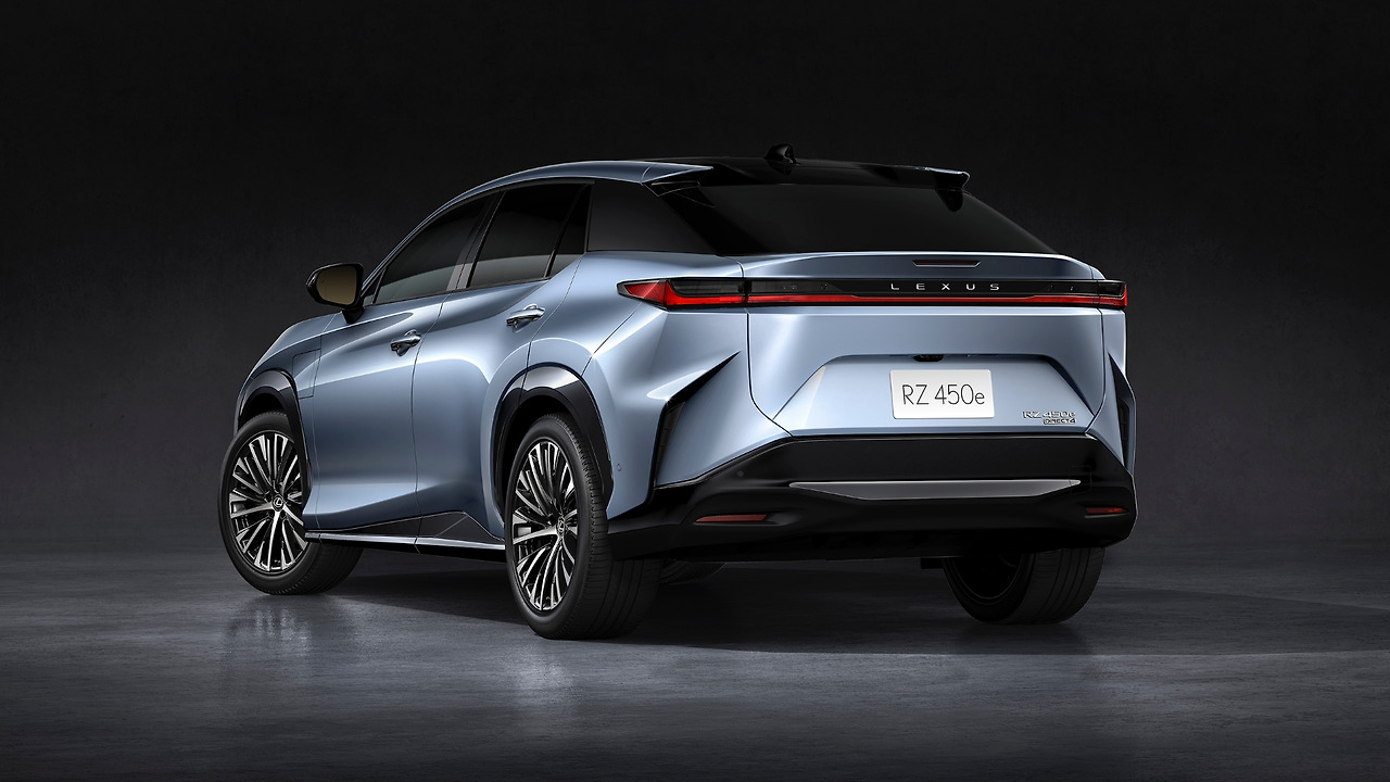 2023-Lexus-RZ-450e-02.jpg