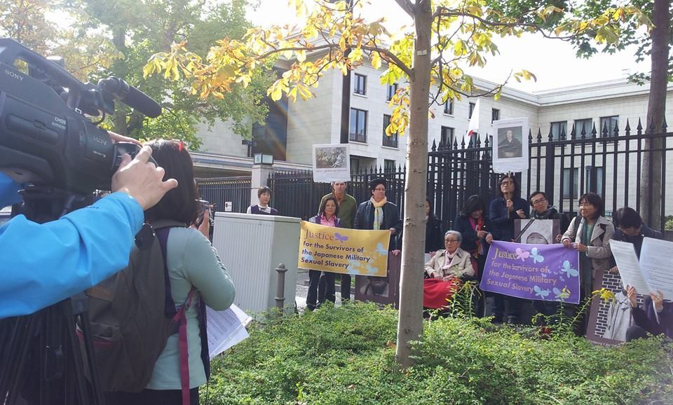 2015.9 일본대사관앞 김복동님.jpg