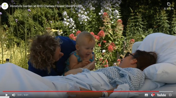 침대로 정원에서 만나는 가족 .jpg