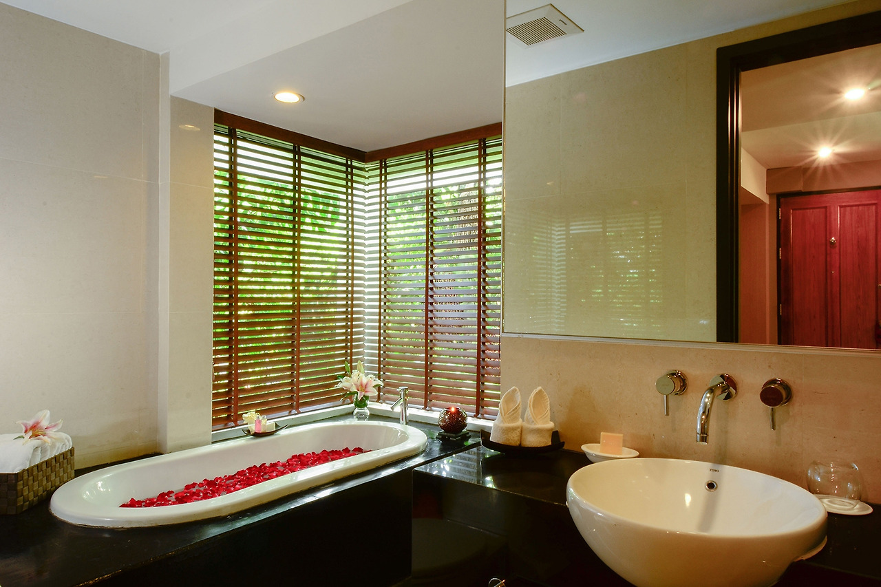 U Inchantree Kanchanaburi_Suite with bathtub (8).jpg