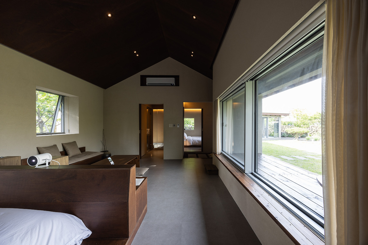 스테이 오아 - 침실동 거실 (3).jpg