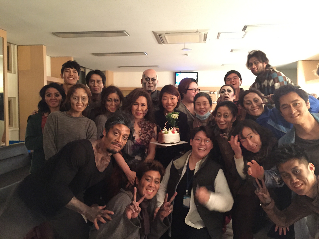 단테의 신곡_오지원피디 생일 분장실 파티.jpg