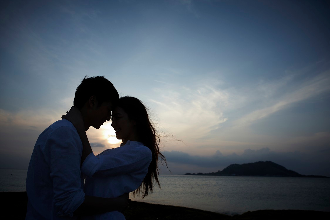 남녀 바닷가.jpg