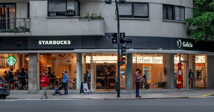 Coffe-Banking-Banco-Galicia-y-Starbucks-3-min-e1539183651380-690x363.jpg