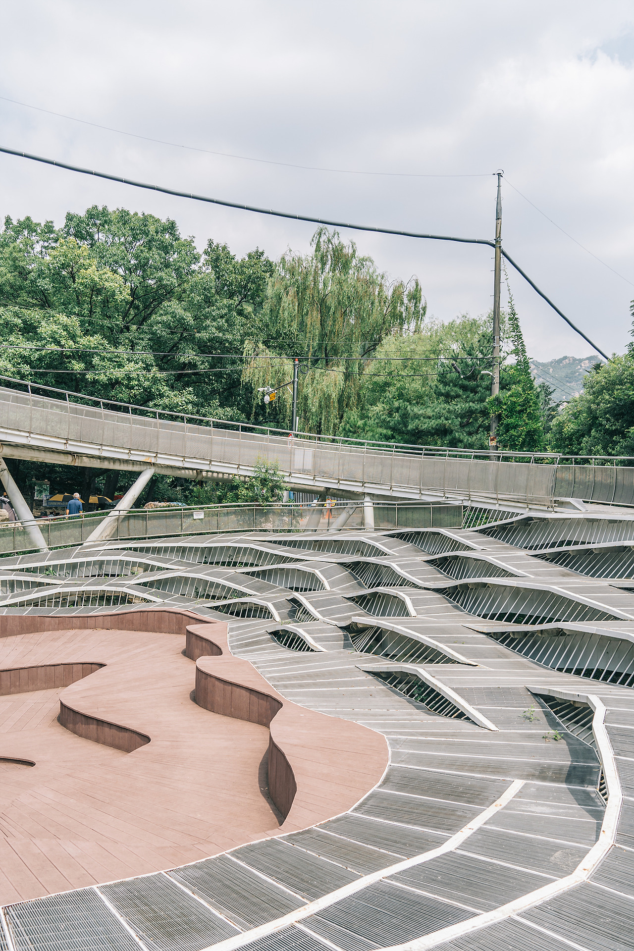 나무 위의 선으로 된 집_아콘치 스튜디오 (1).jpg