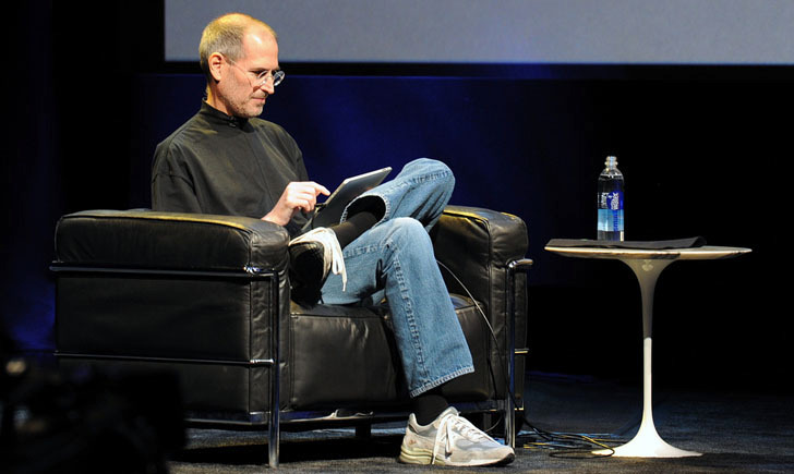 Steve-Jobs-with-iPad.jpg