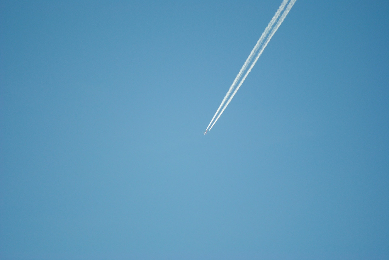 contrail-2412387_1920.jpg