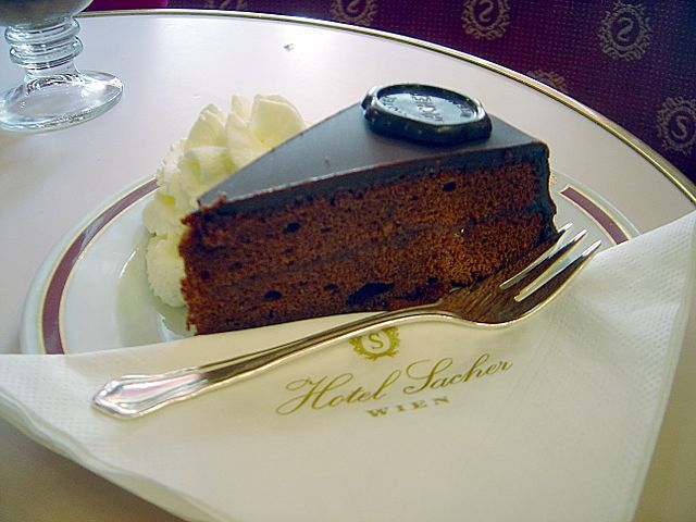 640px-Sachertorte_DSC03027.jpg