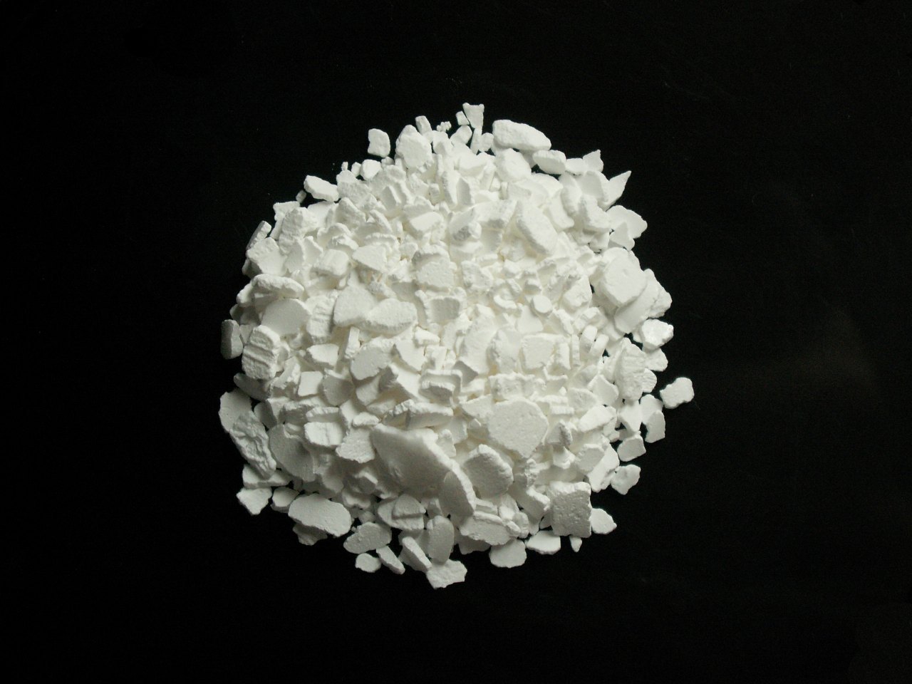 Calcium_chloride_CaCl2.jpg