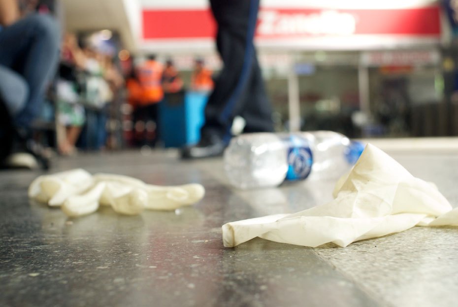 Gloves_and_trash_litter_the_ground_at_Once_train_station.jpg
