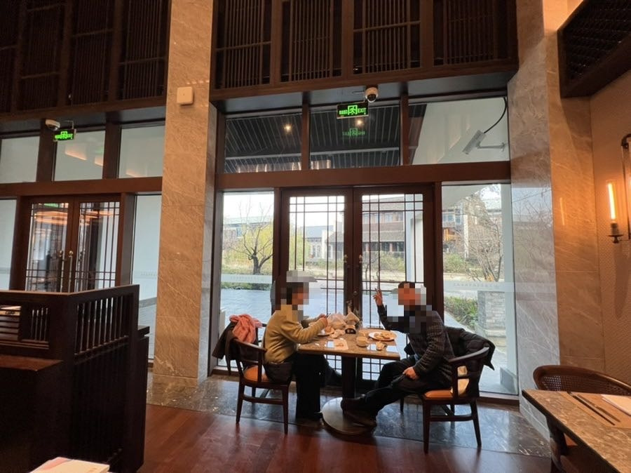 220101_장모님, 장인어른 식당식사모습.jpg