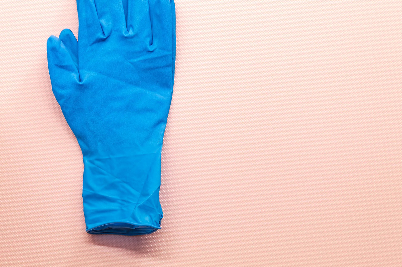 glove protective-5393786_1920.jpg