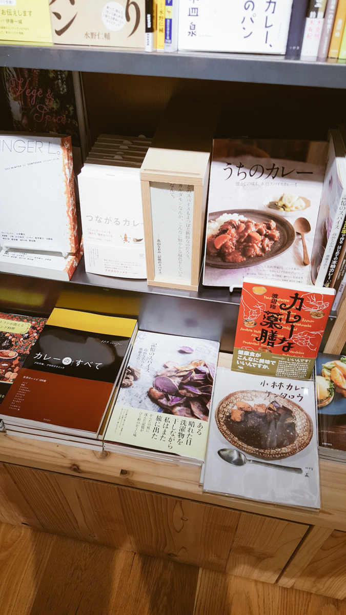 무지북스의 북스탠드. 특별하진 않지만 흔해 보이지도 않았다._ret.jpg