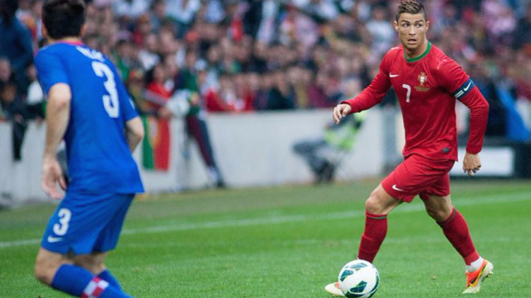 1024px-Cristiano_Ronaldo_-_Croatia_vs._Portugal,_10th_June_2013_(2).jpg