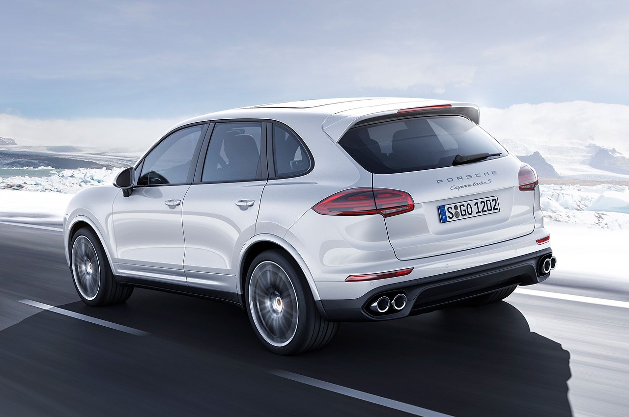 2016-Porsche-Cayenne-Turbo-S-rear-three-quarter-motion-2.jpg