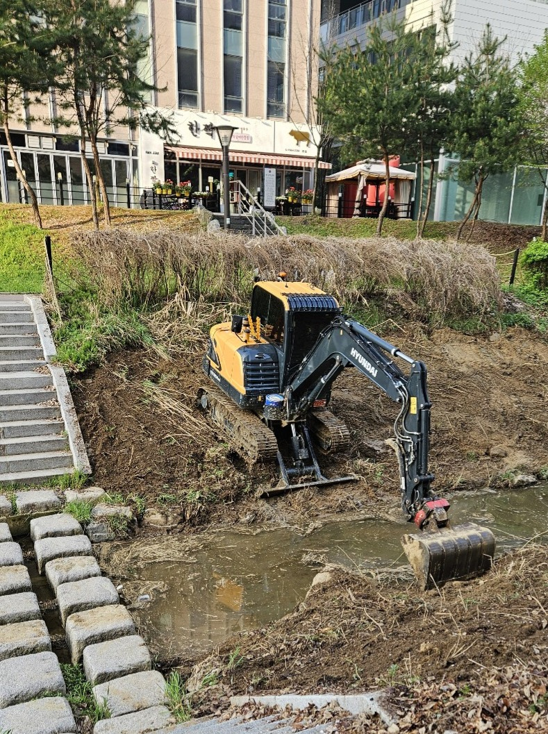 창릉천 굴착기.jpg