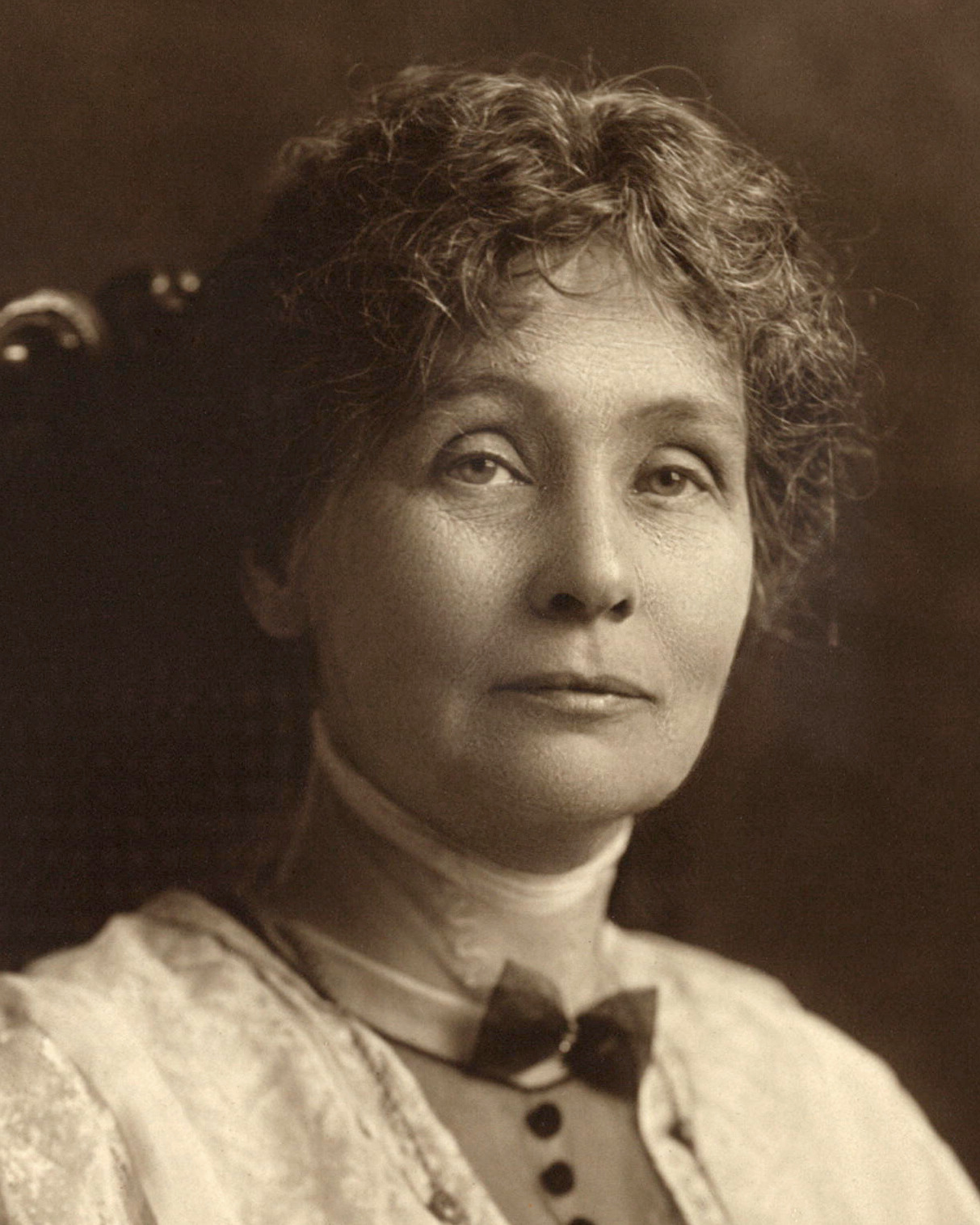 Emmeline_Pankhurst,_seated_(1913)_(cropped).jpg