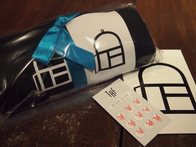 신촌타프 로고 에코백과 엽서.jpg