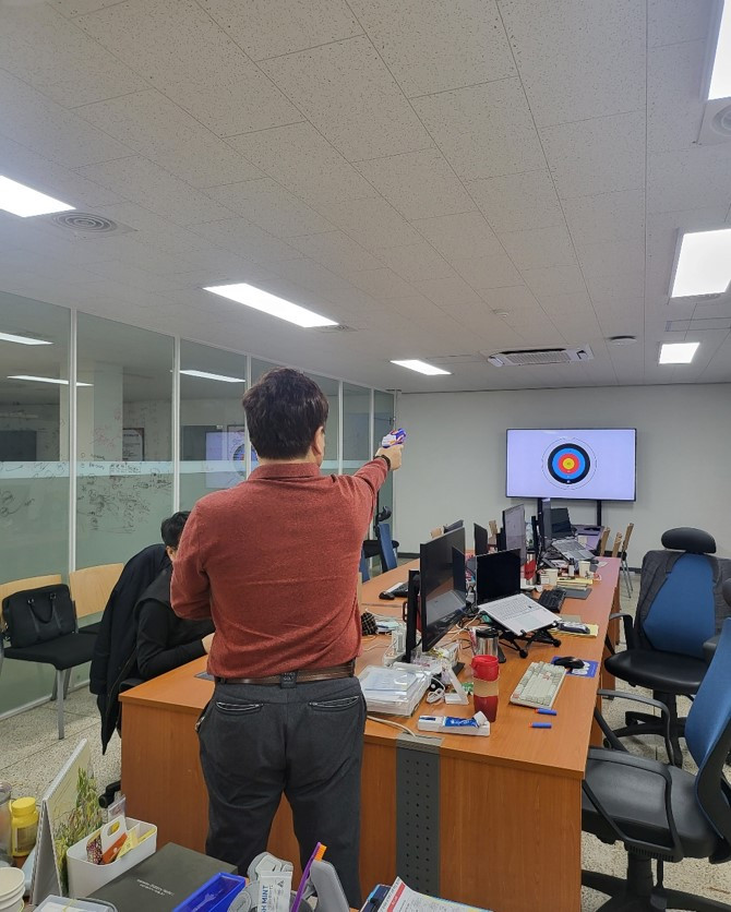 총쏘는 어른이.jpg