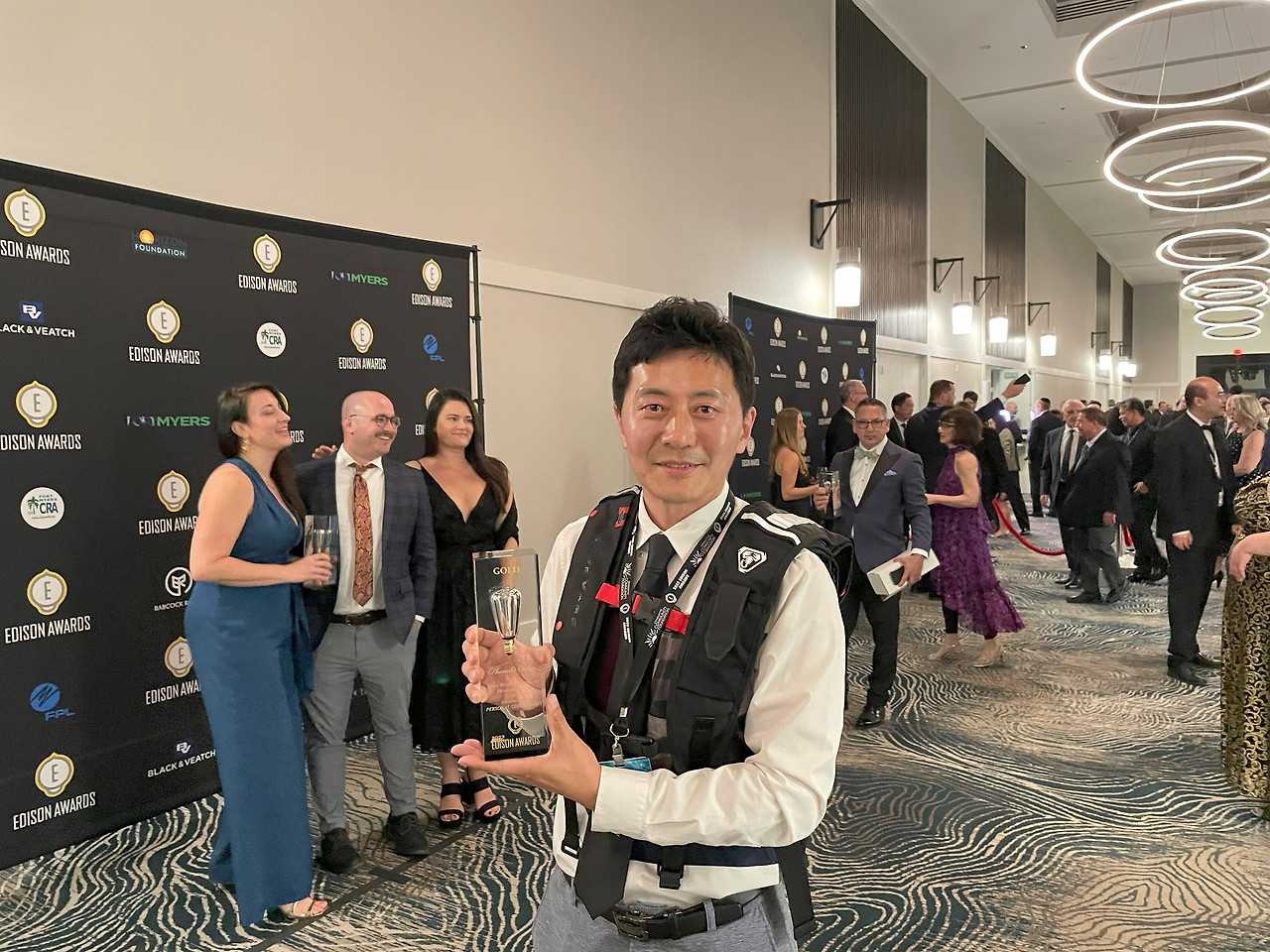 어워드 트로피 혼자.jpg