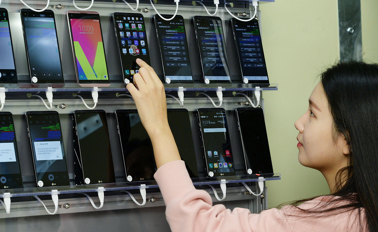 LG스마트폰가속수명시험실.jpg