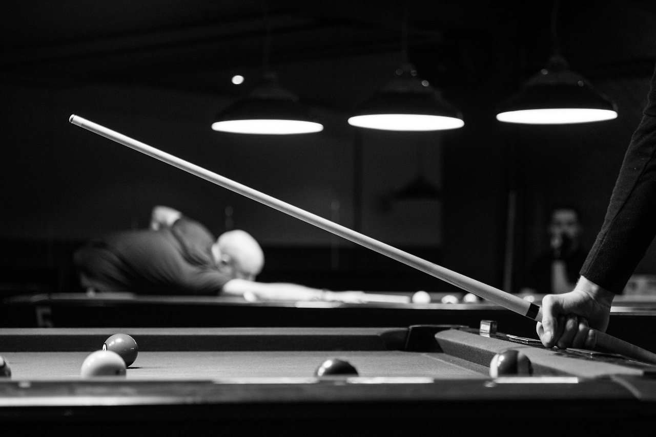 billiards-black-and-white-blur-735781.jpg