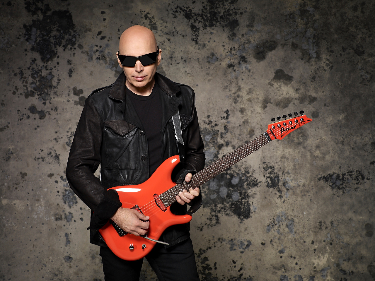 Joe-Satriani-photo-credit-Larry-Dimarzio_04_014-jpg.jpg